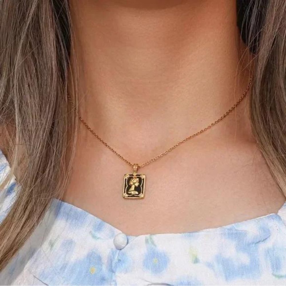 NEW QUEEN 18K GOLD SQUARE PENDANT NECKLACE - Picture 2 of 6